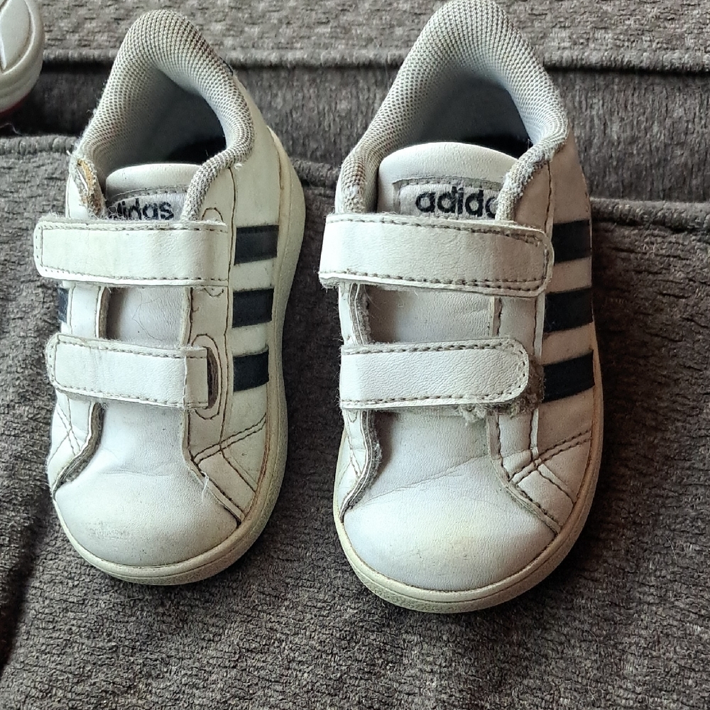 Adidas White And Black Boys Size 5.5 Shoes